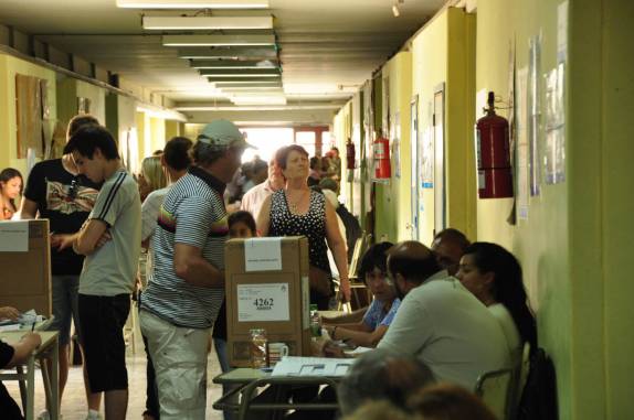 Colégio onde se realiza votação de eleições legislativas em Villa Nueva, na Argentina